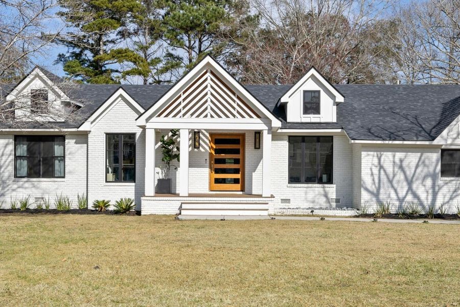 Front elevation of 969 Lakeview Drive