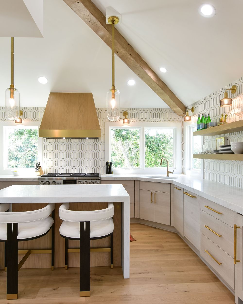 Kitchen with black hood, marble island and hexagonal wallpaper